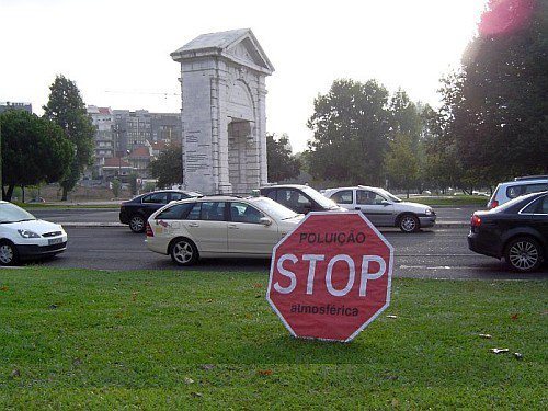 2008, Setembro - No Dia Europeu Sem Carros a Quercus instalou \"sinais de trânsito\" na Praça de Espanha, Lisboa, sensibilizando automobilistas e a população em geral para urgência de uma mobilidade mais sustentável. © QUERCUS